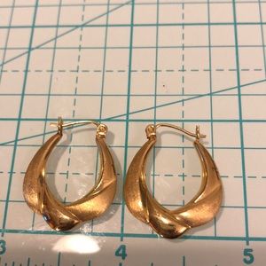 ☀️10kt yellow gold hoops ☀️PRICE DROP!!!